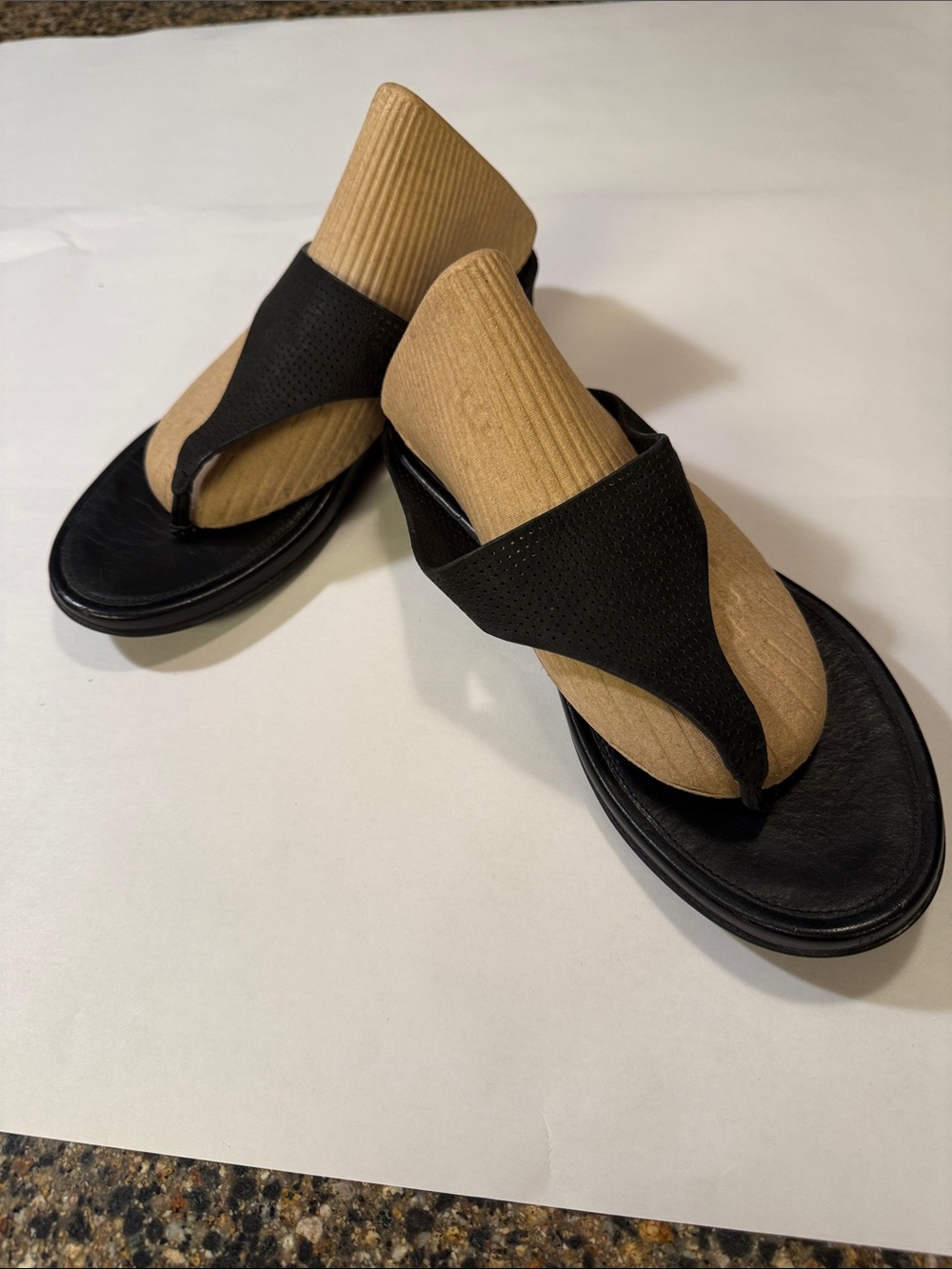 FitFlop Banda Perforated Women's Thong Sandals in Black Size 7